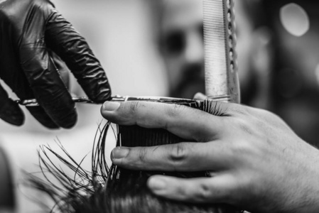 胡子头像男黑白理发店的男理发师.黑白照片.复古风格.照片