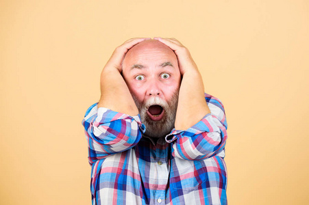 震惊吧.理发师和理发师沙龙.男性时尚.惊讶的老爷爷.