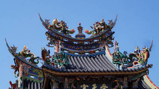 台湾尖顶彩瓦屋顶设计图片