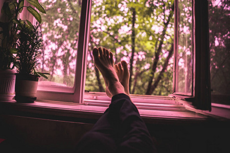 黄梅时节家家雨怀旧的概念,打开窗户在舒适的沃尔姆家