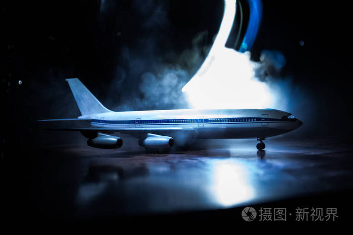 艺术品装饰白色客机准备从机场跑道起飞夜间飞机的轮廓