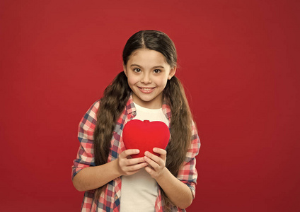 女孩可爱的孩子抱着心象征着爱.庆祝情人节.爱情与浪漫情怀的概念.