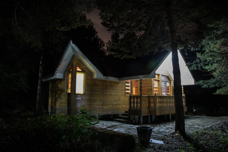 在雾中的房子图片