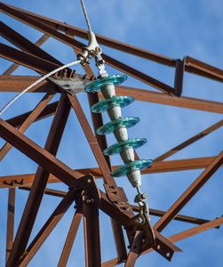 高压电线杆上的玻璃预制高压绝缘子.电气工业照片