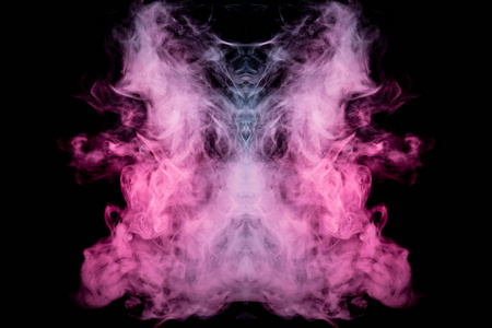 不同蓝色,红色和粉色的烟雾,以恐怖的形式出现照片