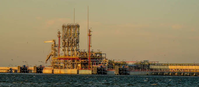 液化天然气海运码头的设施图片