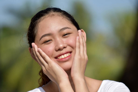 相当年轻的亚洲成年女性图片