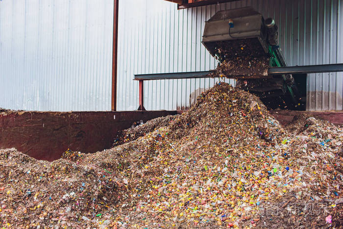 现代废物回收处理厂的移动式输送机分离和分类垃圾收集废物的回收和