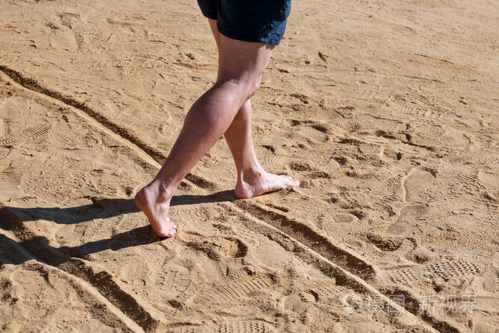在埃及红海酒店度假村美丽的沙滩上行走,在沙滩上留下脚印.