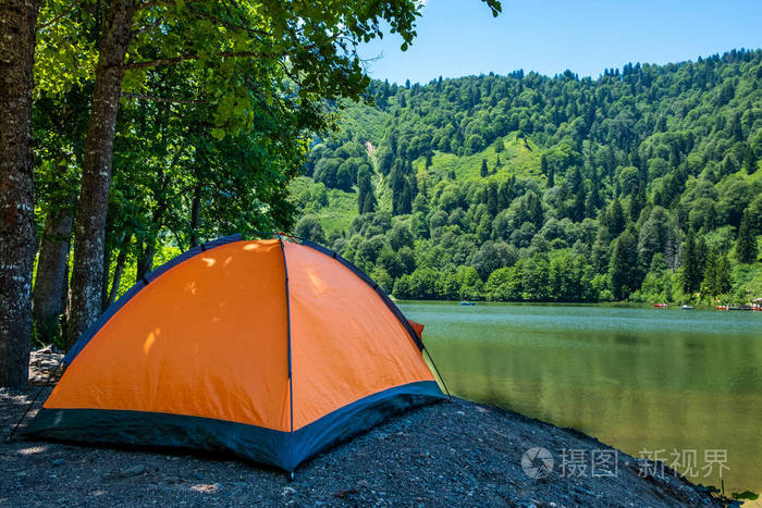 湖边风景优美的露营地的露营帐篷