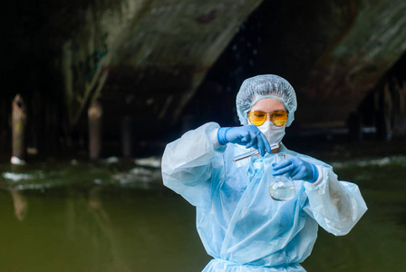 女性生物化学家或传染病专家图片