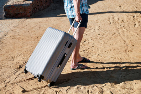 拉着旅行箱的男人图片