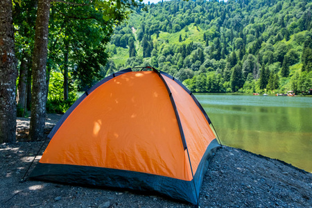 湖边风景优美的露营地的露营帐篷照片