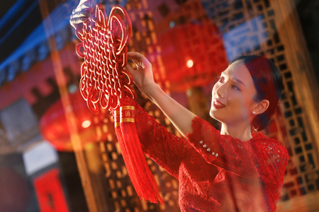 年轻女人过年挂中国结照片