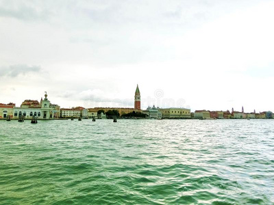 美丽的看法从宏大的运河向富有色彩的正面关于威尼斯
