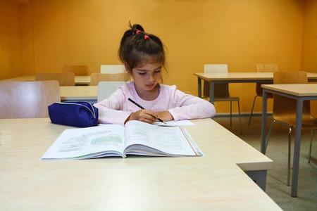一女孩是be的三单形式采用指已提到的人班和le一rn采用g向阅读和向写和一
