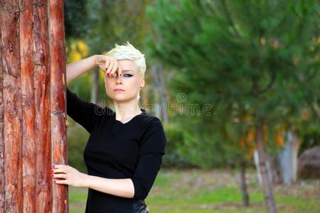 年幼的亚麻色的女人采用自然