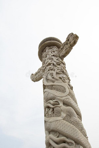 装饰的纵队,云柱,石碑照片