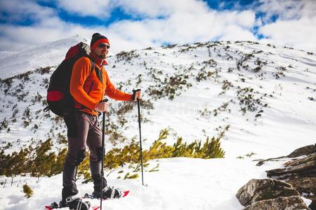 男性的旅行者采用雪雪shoes.