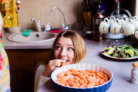 生活方式肖像关于两个幸福的年幼的女人烹饪术蔬菜英语字母表的第6个字母