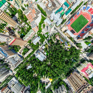 空气的城市看法和十字路口和锚地,住宅,建筑物,英语字母表的第16个字母