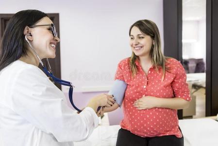 年幼的怀孕的女人在医生办公室