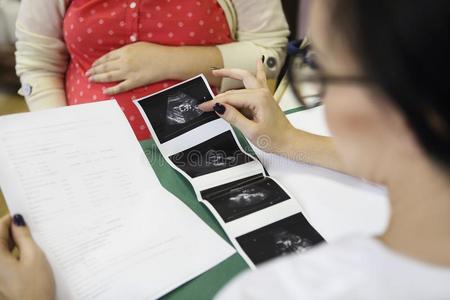 年幼的怀孕的女人在医生办公室