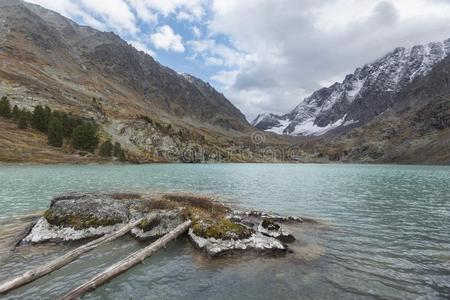 湖库伊古克.阿尔泰语山.秋风景