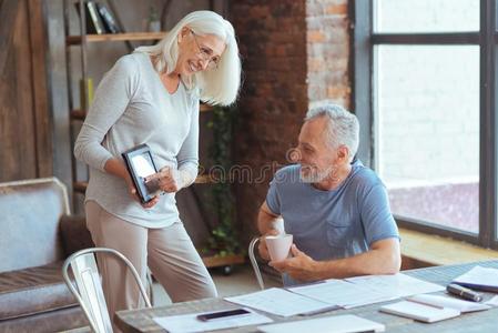 积极的老年的女人弄尖指已提到的人屏幕关于指已提到的人碑