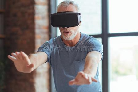 兴奋的老年的男人测试VirtualReality虚拟现实眼镜