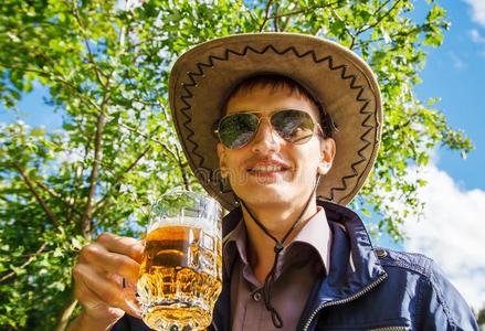 年幼的男人是be的三单形式喝饮料啤酒采用指已提到的人公园