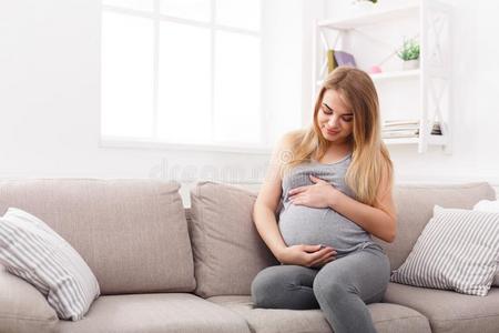 沉思的怀孕的女人做梦关于小孩