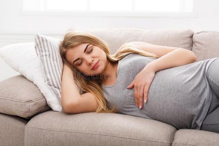 沉思的怀孕的女人做梦关于小孩