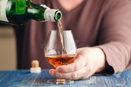 男人妄用乙醇为令人轻松的,威士忌酒采用玻璃