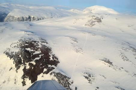 宏伟的下雪的山采用北方的挪威空气的照片