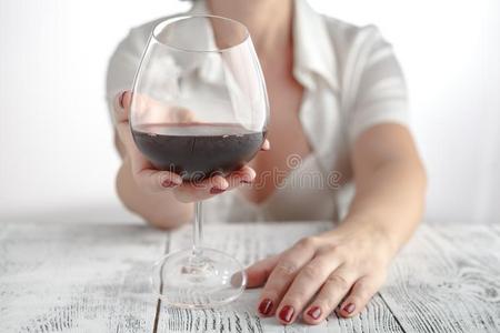 女人测试什么是be的三单形式指已提到的人使用关于红色的葡萄酒