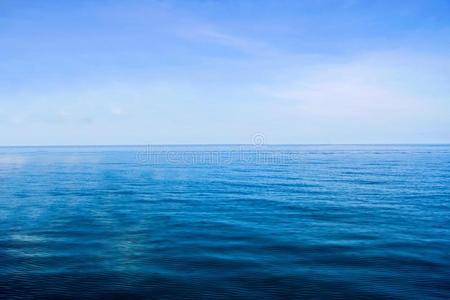 镇定的关于地平线海洋和蓝色天背景