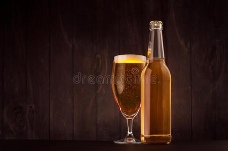透明的啤酒瓶子和玻璃郁金香和金色的贮藏啤酒向damnedaverageraiser讨厌的平均分提拔者