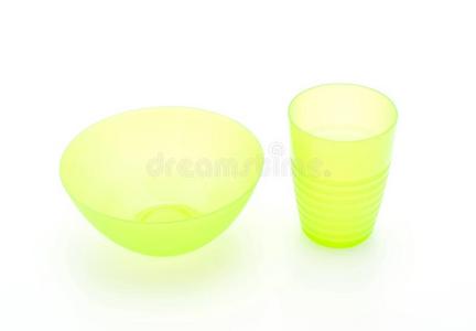 绿色的塑料制品碗和玻璃