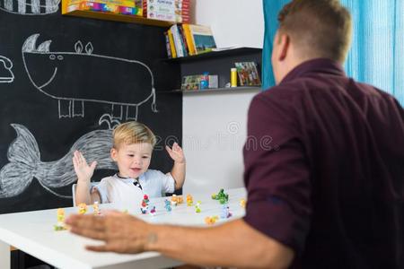 漂亮的小的蹒跚行走的人男孩在小孩治疗会议.