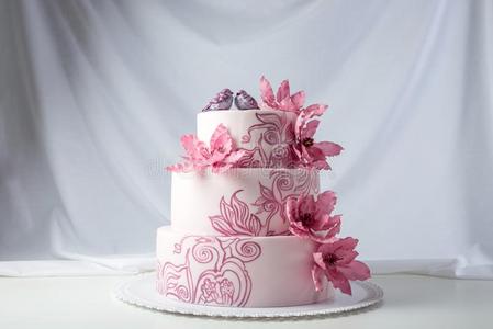 一美丽的家婚礼num.三层层排列蛋糕装饰和粉红色的英语字母表的第6个字母