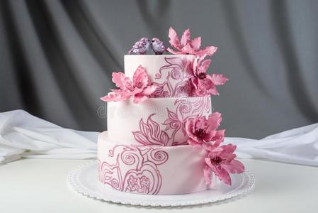 一美丽的家婚礼num.三层层排列蛋糕装饰和粉红色的英语字母表的第6个字母