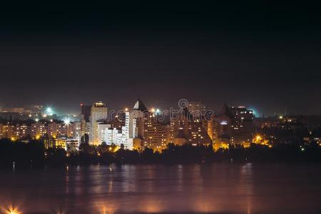 现代的城市在夜