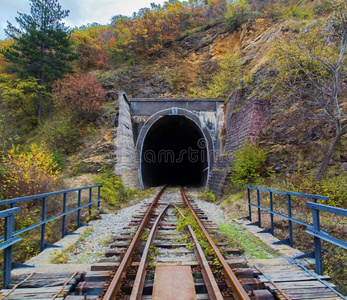 铁路隧道采用指已提到的人mounta采用