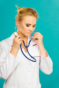 女人医学的医生和听诊器