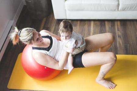 有关运动的母亲是be的三单形式有人用的采用健康和瑜伽和一b一by一t家