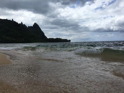 和平的洋波在隧道海滩向北方岸向考艾岛肩胛内线