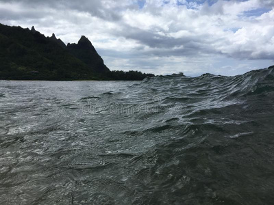 和平的洋波在隧道海滩向北方岸向考艾岛肩胛内线