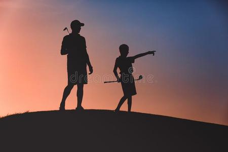 男人和他的儿子高尔夫球手轮廓