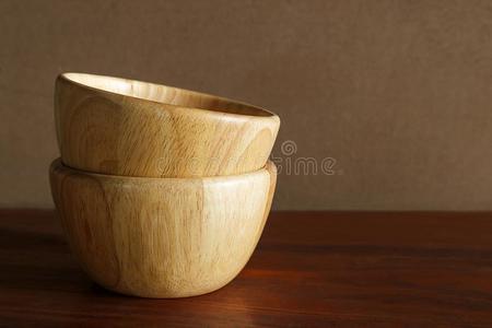 桩空的木材碗向乡村的木材en背景.